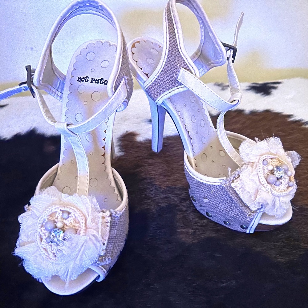 Ladies shoes NWOT Burlap and Designs with Bling in flower design with Studs